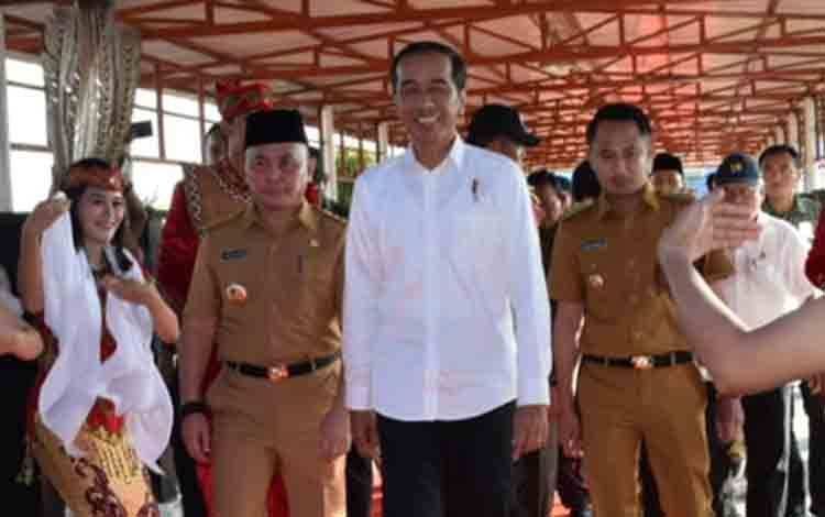 Presiden RI, Joko Widodo (hem putih) saat kunjungan ke Kalteng tahun 2019 silam. (FOTO: PEMPROV KALTENG)