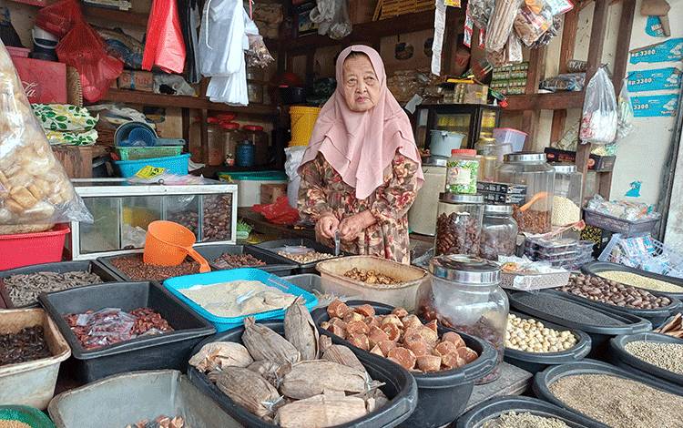 Pedagang rempah-rempah di pasar PPM Sampit, Rabu, 26 Juni 2024. (FOTO: DEWIP)