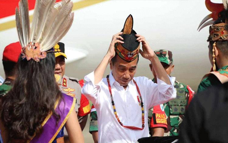Tiba di Kalteng, Jokowi Kenakan Atribut Suku Dayak