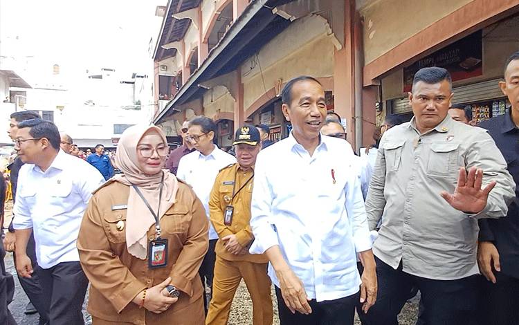 Jokowi Salurkan Bantuan Uang Tunai dan Beras di PPM Sampit