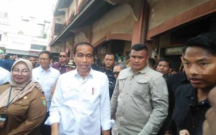 Cek Harga Sembako di Pasar PPM Sampit, Presiden Jokowi Pastikan Distribusi Lancar