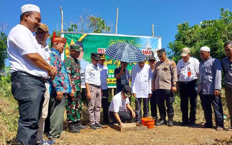 Pj Bupati Kapuas Lakukan Peletakan Batu Pertama Masjid Agung Palingkau
