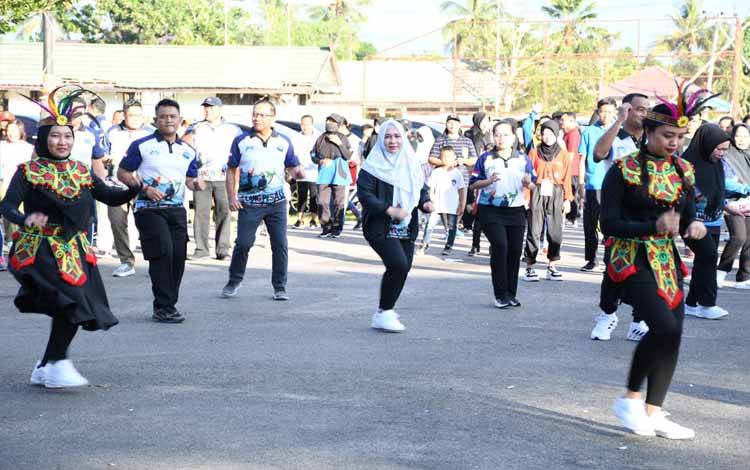 Pj Bupati Pulang Pisau, Nunu Andriani saat mengikuti senam bersama pada peringatan HANI, Rabu, 26 Juni 2024. (FOTO : M PRADILA KANDI/)