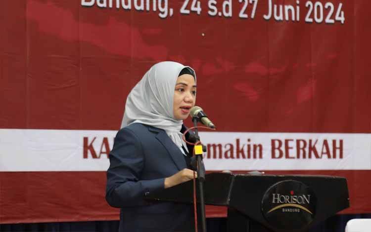 Kepala BPSDM Provinsi Kalteng Rahmawati, saat membacakan laporan dalam kunjungan ke Bandung baru baru ini. (FOTO:REN)