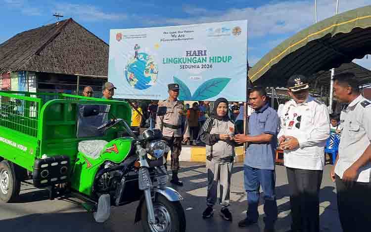Dukung Pengelolaan Sampah, Anggota DPRD Kobar Serahkan Kendaraan Roda Tiga Pengangkut Sampah