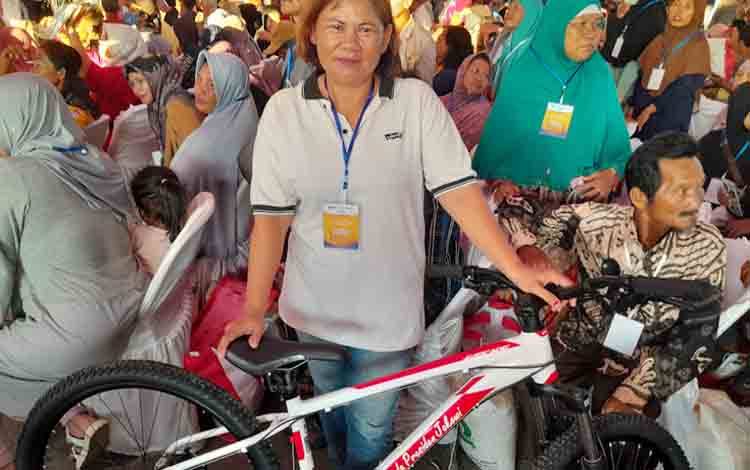 Seorang warga saat memperlihatkan sepeda dari Presiden Jokowi. (FOTO: MARINI)