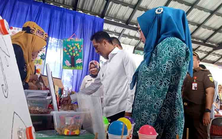 Pj Bupati Tinjau Stand Kegiatan Intervensi Serentak Pencegahan Stunting di Barito Utara