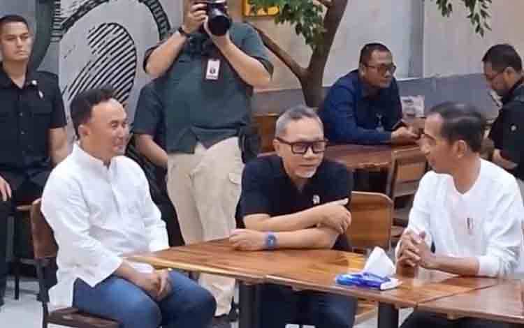 Presiden Jokowi bersama Gubernur Kalteng, Sugianto Sabran saat berada di Palma Palangka Raya.