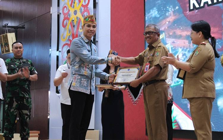 Kesbangpol Kalteng Terima Penghargaan Partisipasi P4GN