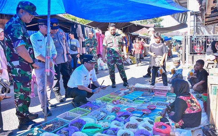 Pj Bupati Kapuas Tinjau Pasar di Kelurahan Palingkau Lama