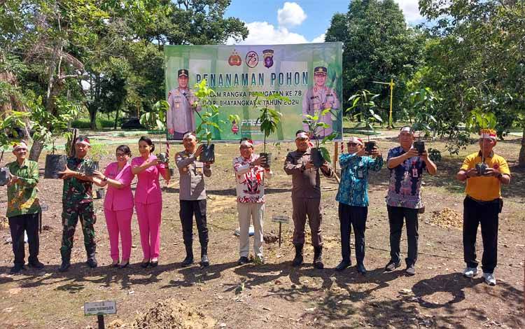Polres Kapuas Lakukan Penanaman Pohon Sambut Hari Bhayangkara ke 78