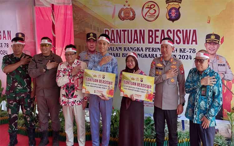 Peringati Hari Bhayangkara ke 78, Polres Kapuas Beri Bantuan Beasiswa untuk 2 Anak SMA