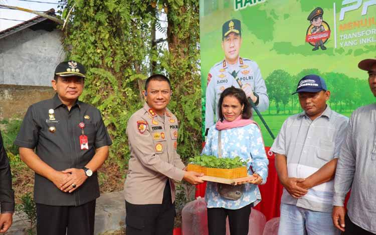 Polres Kobar Gelar Penanaman Pohon dan Pemberian Beasiswa