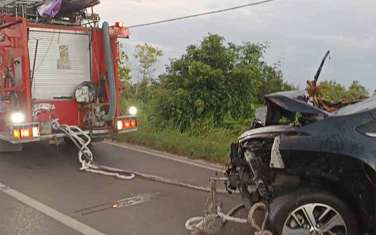 Tim Rescue Diskarmat Palangka Raya saat menarik mobil Xpander yang terlibat kecelakaan tunggal (Foto : Tim Rescue Diskarmat Palangka Raya)