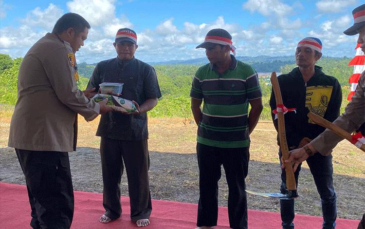 Kapolres Barito Utara, AKBP Gede Eka Yudharma SIK MAP menyerahkan secara simbolis bibit pohon kepada masyarakat di lingkungan Asrama Polres Barito Utara, Jalan Panti Ajar, Kelurahan Lanjas, Kecamatan Teweh Tengah, Kabupaten Barito Utara, Kamis, 27 Juni 2024. (Foto: Dhani)