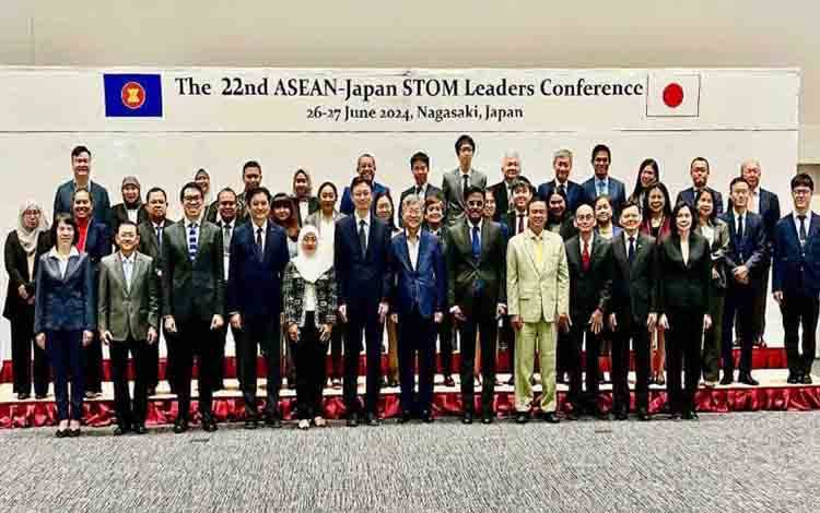 Delegasi Indonesia bersama sejumlah delegasi negara anggota ASEAN usai pertemuan the 22nd ASEAN-Japan Senior Transport Official Meeting (STOM) Leaders Conference, yang diselenggarakan pada 25-27 Juni 2024 di Nagasaki, Jepang, Rabu (27/6/2024). ANTARA/HO-Humas Kemenhub