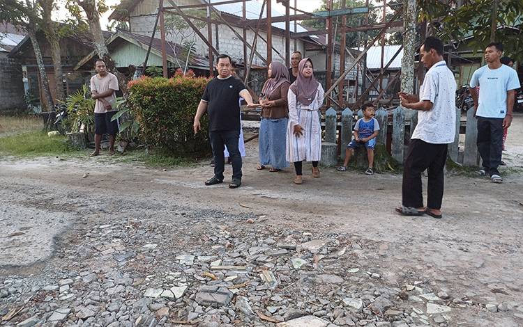 Jalan Rusak Pernah Diperbaiki Swadaya Warga Jadi Perhatian Bupati Kotim