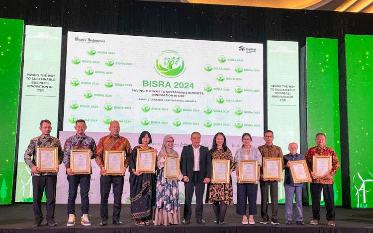 PT. SSMS, Tbk menjadi salah satu perusahaan yang meraih penghargaan Gold Category dengan mengusung tentang program pemberdayaan Ekonomi kreatif Masyarakat (Comdev) 'Berbasis Kearifan Lokal' dalam ajang BISRA 2024. penghargaan diterima oleh Manager CSR PT. SSMS Tbk, Abdur Rohman mewakili perusahaan milik pengusaha nasional asal Kabupaten Kobar H. Abul Rasyid AS tersebut. (FOTOL: IST)