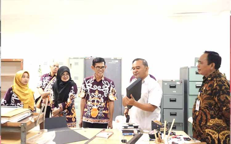 Kepala Disarpustaka Kapuas Kaji Naskah Kuno di Yogyakarta