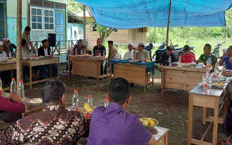 Pj Bupati Ngopi Bareng Warga Desa Anjir Mambulau Barat dan Yayasan Ponpes Miftahul Ulum Al Alawiyah
