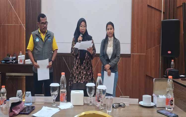 (Kiri-kanan) Dapy Fajar Raharjo, Syarah Veniaty, Testi Priscilla mengumumkan tiga nama pemenang Lomba Menulis Cerita Pendek SMA dalam FLS2N tingkat Provinsi Kalteng pada Kamis, 27 Juni 2024 di Hotel Putra Kahayan.(FOTO: Istimewa)