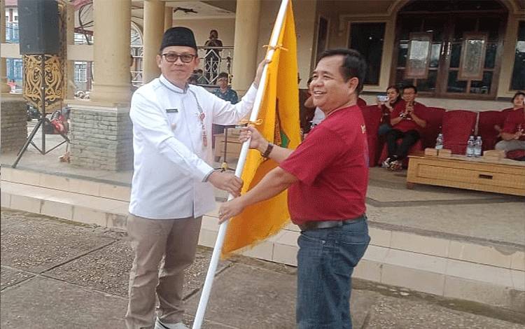 Pj Bupati Lepas Kontingen Pesparawi Barito Timur Menuju Pulang Pisau