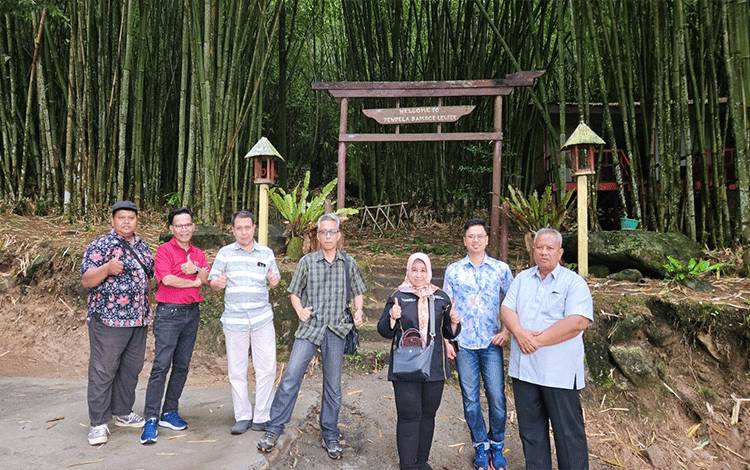 Para akademisi dari Universitas Sumatera Utara, UiTM, Universiti Malaya, UPM Malaysia, serta Kyushu University Jepang yang tergabung dalam skema pengabdian kolaborasi internasional, bersama BPDAS Wampu Sei Ular saat mengunjungi Jendela Bambu Leuser Pamah Simelir Langkat.(FOTO: Dokumentasi Prof Rahmawaty untuk Borneonews)