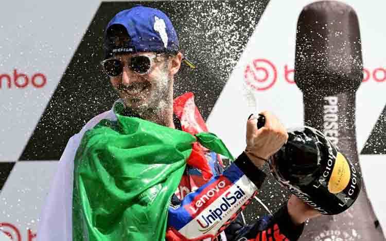 Pembalap Italia Francesco Bagnaia saat selebrasi di podium setelah memenangi MotoGP Italia di Sirkuit Mugello 2 Juni 2024. (ANTARA/AFP/MARCO BERTORELLO)