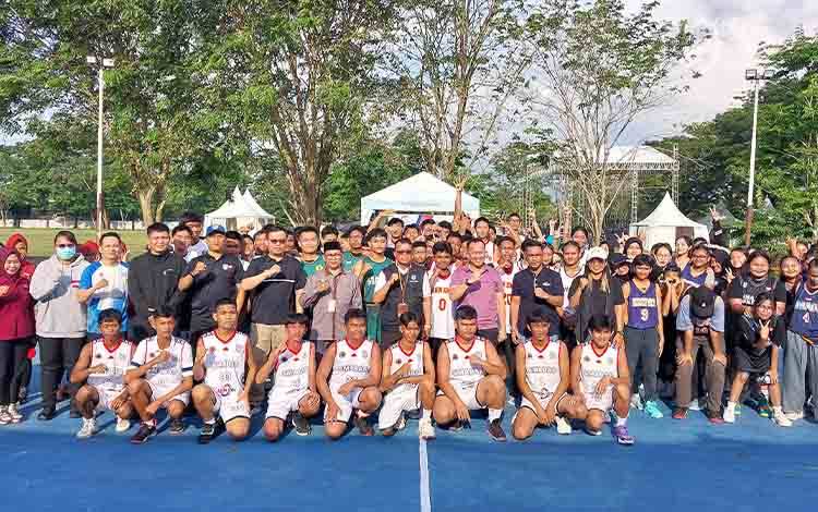Foto bersama saat pembukaan Turnamen Basket Student Cup di lapangan Basket Panunjung Tarung Kapuas, Jumat sore, 28 Juni 2024. (FOTO: IST)