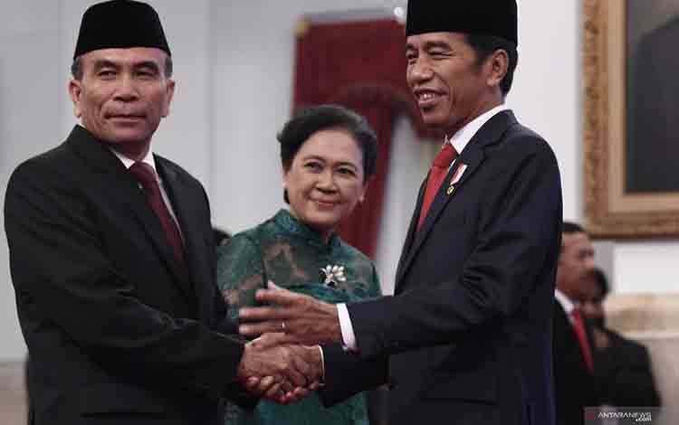 Presiden Joko Widodo (kanan) memberi ucapan kepada Kepala Badan Siber dan Sandi Negara (BSSN) Letnan Jenderal TNI (Purn) Hinsa Siburian (kiri) usai pelantikan di Istana Negara, Jakarta, Selasa (21/5/19). ANTARA FOTO/Puspa Perwitasari/nz (ANTARAFOTO/PUSPA PERWITASARI)