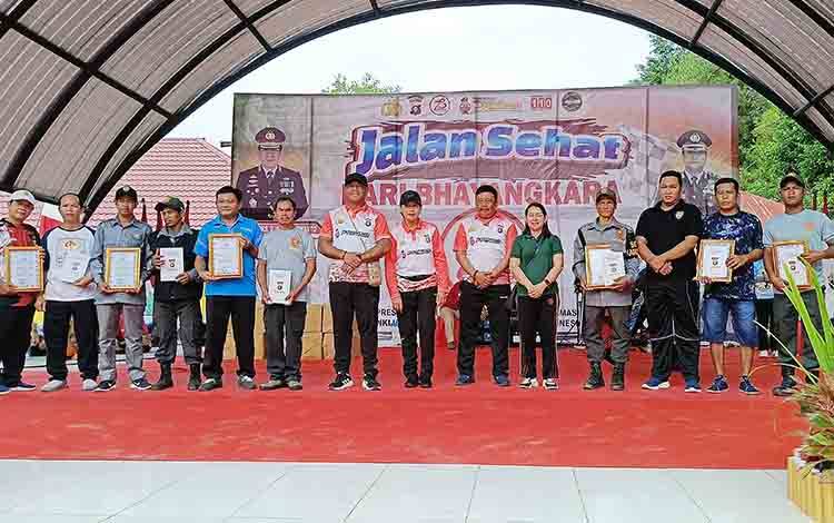 Desa Haringen Juara I Lomba Satlinmas Hari Bhayangkara ke-78 Polres Barito Timur