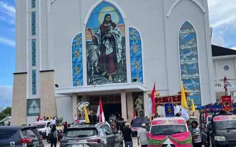 Puluhan kendaraan yang mengikuti Pawai Salib PYD 2024 di Kota Palangka Raya dengan ribuan Orang Muda Katolik atau OMK yang hadir. (FOTO: TESTI PRISCILLA)