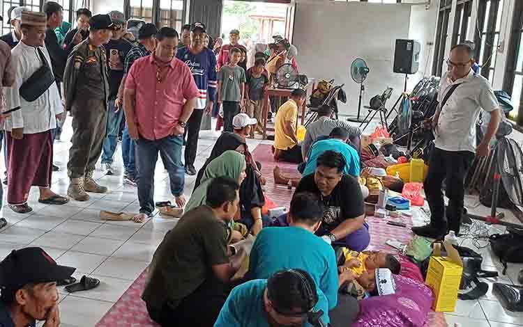 Warga Pulau Hanaut Tempuh Perjalanan 1 Jam untuk Sunat Massal Gratis Bersama Bupati Kotim