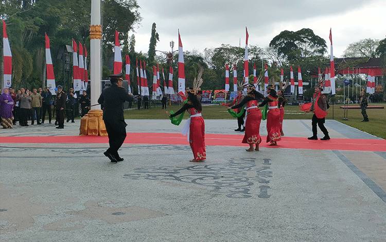 Kapolda Kalteng Irjen Pol Djoko Poerwanto saat menari Manasai usai apel peringatan hari Bhayangkara Ke - 78 (Foto : PATHUR)