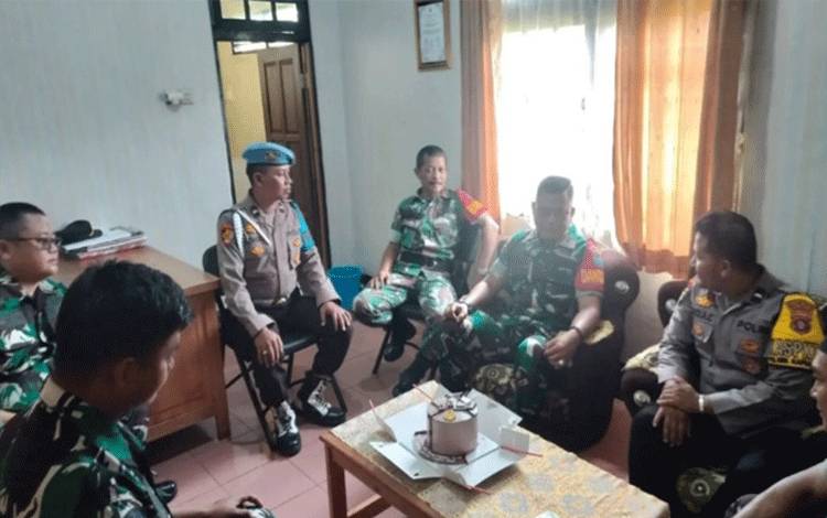 Momen Hari Bhayangkara ke-78, Personel Koramil Kapuas Hilir Datangi Polsek?