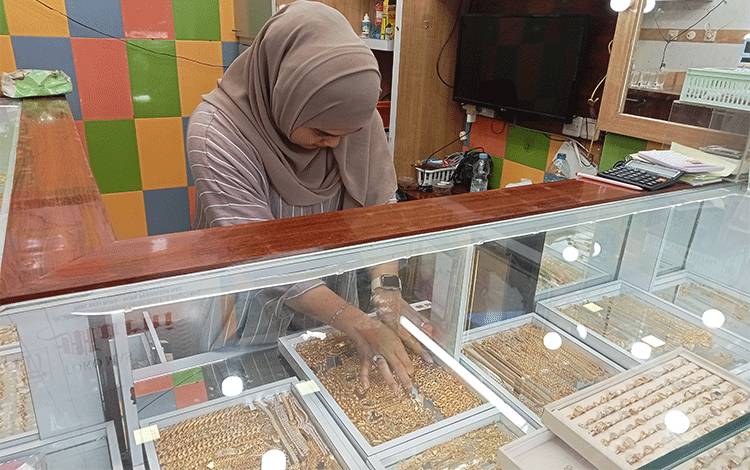 Dua Wanita Muda di Sampit Tipu Pedagang dengan Emas Palsu