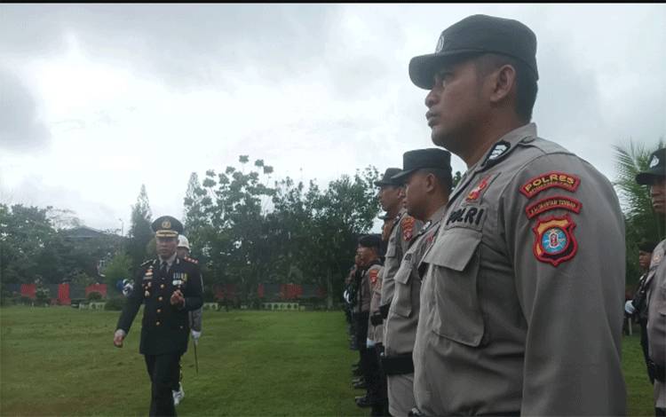Kapolres Kotim melakukan pengecekan persiapan upacara HUT Bhayangkara ke 78 di halaman Pemkab Kotim. (FOTO: IST)