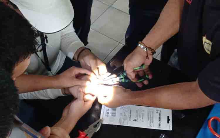 Tim Rescue Diskarmat Palangka Raya Bantu Warga Lepas Cincin yang Membengkak di Jari Tengah