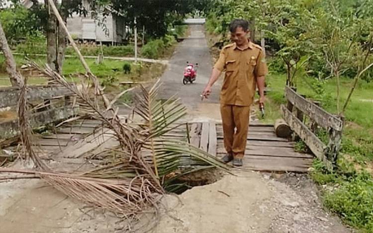 Ujung Jembatan di RT 04 Desa Turan Amis Longsor dan Bahayakan Warga