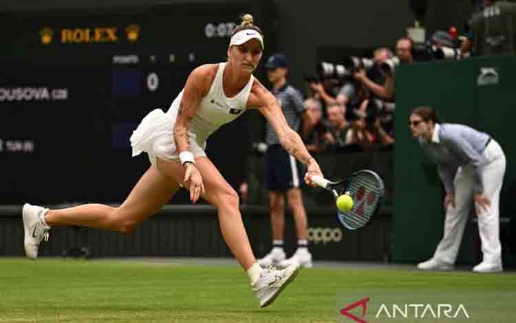 Arsip - Petenis tunggal putri Republik Ceko Marketa Vondrousova mengembalikan bola ke arah lawannya petenis Tunisia Ons Jabeur pada final tunggal putri Wimbledon di All England Lawn Tennis and Croquet Club, London, Inggris (15/7/2023). ANTARA FOTO/REUTERS/Dylan Martinez/tom.