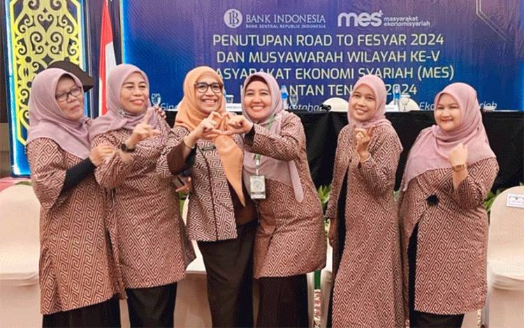 Ketua Umum MES Kalteng Periode 2024-2029, Norhani (tiga kiri) saat berfoto bersama srikandi MES Kalteng saat rangkaian Muswil di Palangka Raya, Rabu, 3 Juli 2024. (FOTO: HERMAWAN)