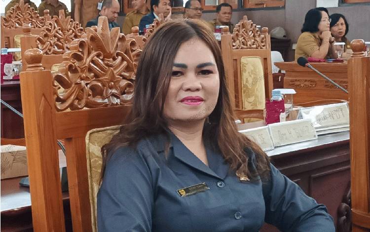 Anggota DPRD Gunung Mas Dewi Sari saat mengikuti rapat paripurna. (FOTO: RISKA YULYANA)