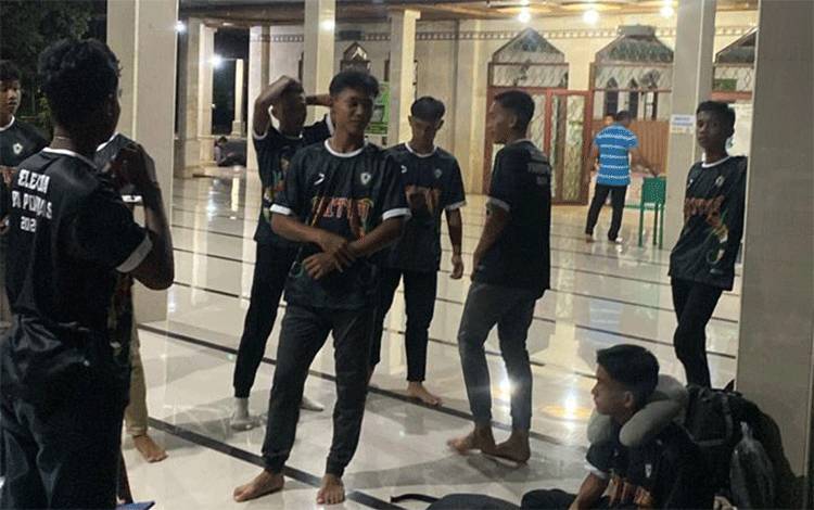 Atlet Popnas Kotim Telantar, Keberangkatan Tertunda Sejak Pagi