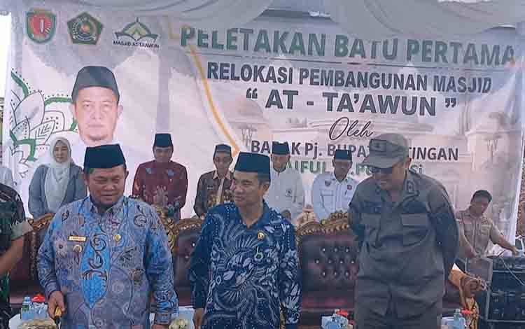 Pj Bupati Katingan, Saiful didampingi Ketua DPRD Marwan Susanto saat peletakan batu pertama relokasi pembangunan Masjid Attaawun Kasongan, Rabu, 4 Juli 2024.