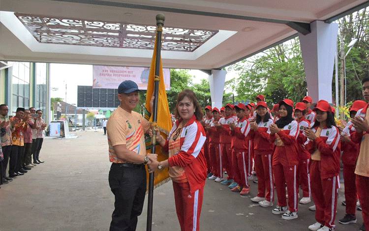 Sekda Kapuas Berangkatkan Kontingen untuk Ikuti Selekda Pra Popnas