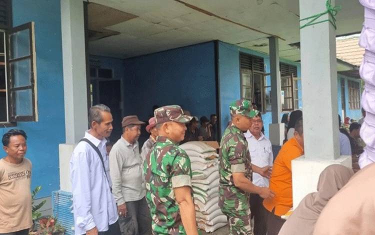 Babinsa Koramil Kapuas Hilir Dampingi Penyaluran Pangan Beras?