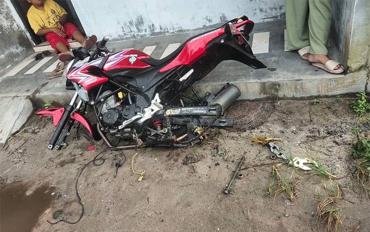 Astaga! Ban dan Velg Motor Warga Jalan Menteng ini Raib Dimaling, Penampakan Kendaraan Jadi Begini