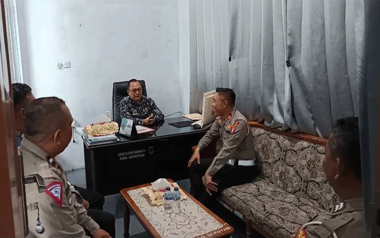 Kadis Perhubungan Seruyan Idham BW Kusuma, ?saat menerima kunjungan Kasat Lantas Polres Seruyan, AKP Sugeng dan jajaran. (Foto : Ist)