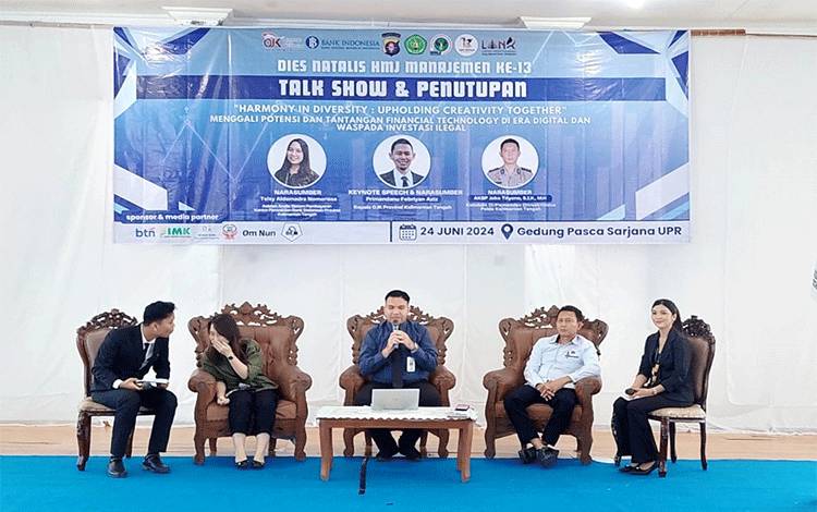 Talkshow bertema "Menggali Potensi dan Tantangan Financial Technology di Era Digital dan Waspada Investasi Ilegal" yang diselenggarakan secara tatap muka di Gedung Pasca Sarjana Universitas Palangka Raya.(FOTO: Dokumentasi OJK Kalteng untuk Borneonews)