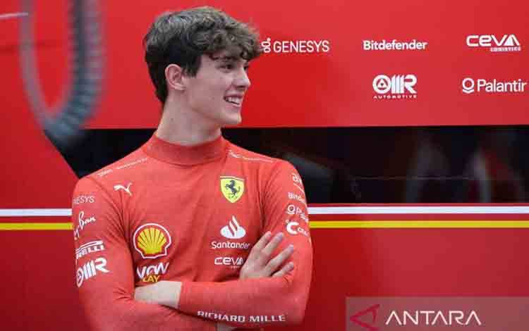 Pembalap cadangan Ferrari Oliver Bearman saat berada di garasi tim jelang balapan utama Grand Prix Arab Saudi di Sirkuit Jeddah Corniche, Sabtu (9/3/2024). ANTARA/AFP/Giuseppe Cacace/am.